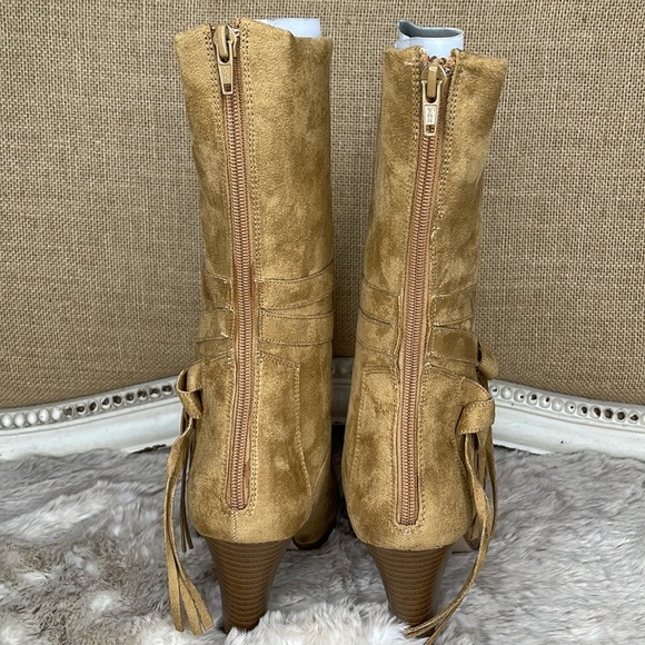 Newport News•Carmel Color•Boots - Picture 4 of 9